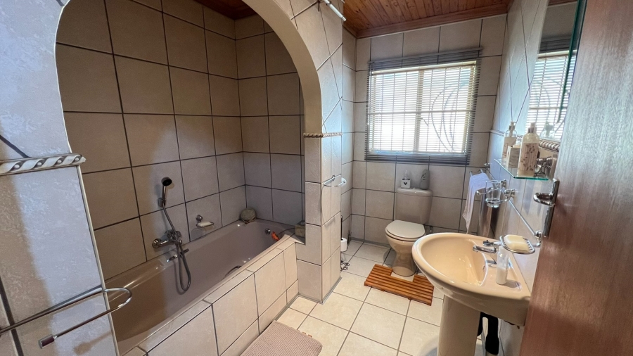 4 Bedroom Property for Sale in Langenhovenpark Free State